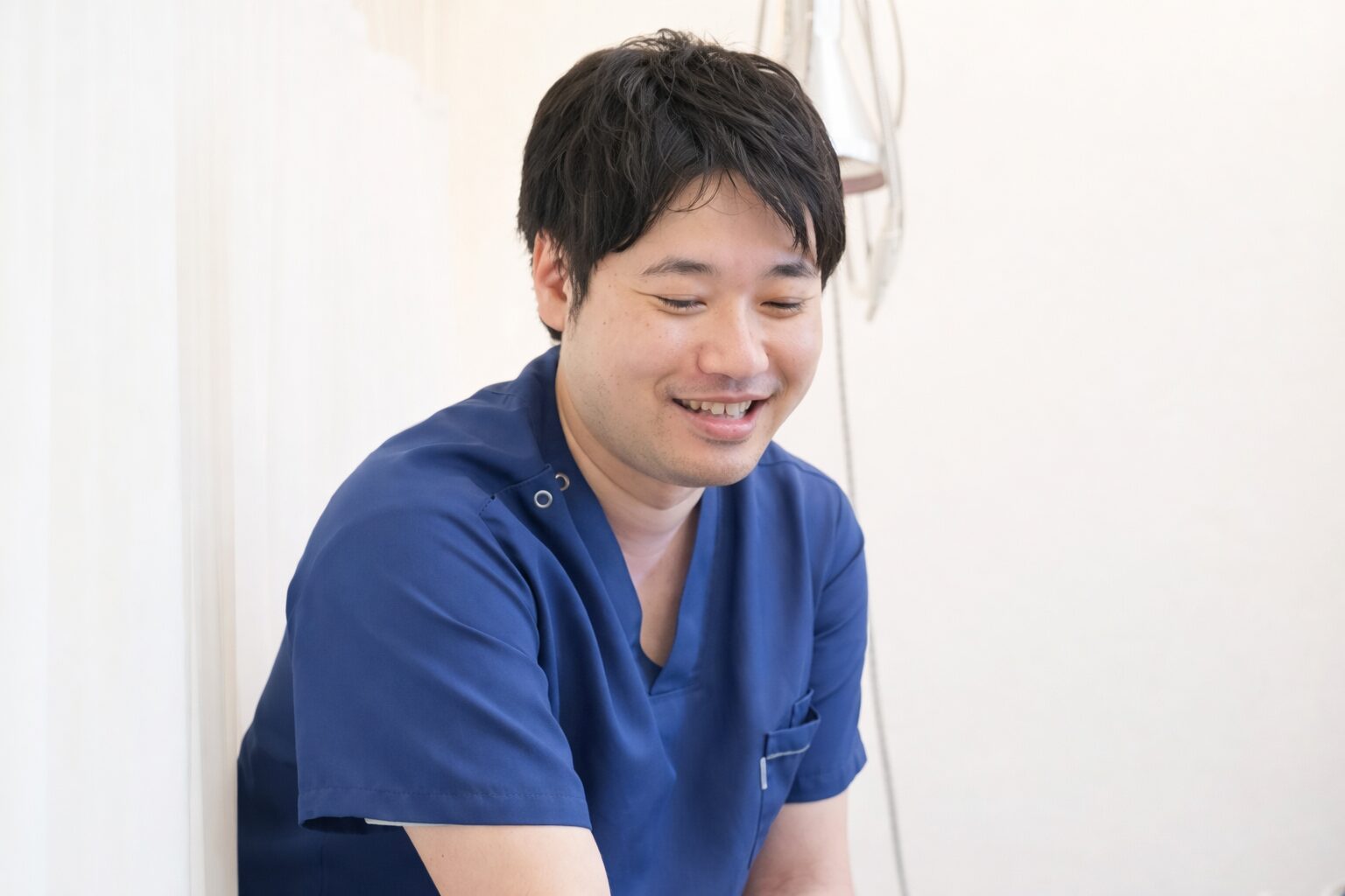 膝の状態について説明している担当者