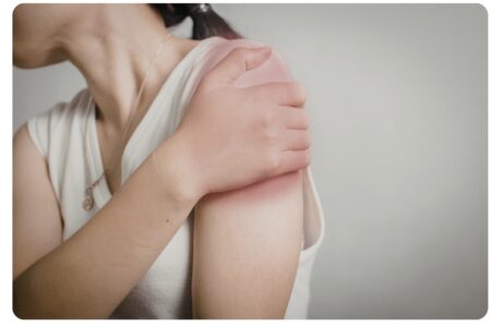 四十肩・五十肩で腕が上がらない方へ｜夜の肩の痛み・背中に手が回らない症状はあおぞら整骨院へ