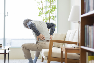 ソファから立ち上がる時に腰が痛む女性