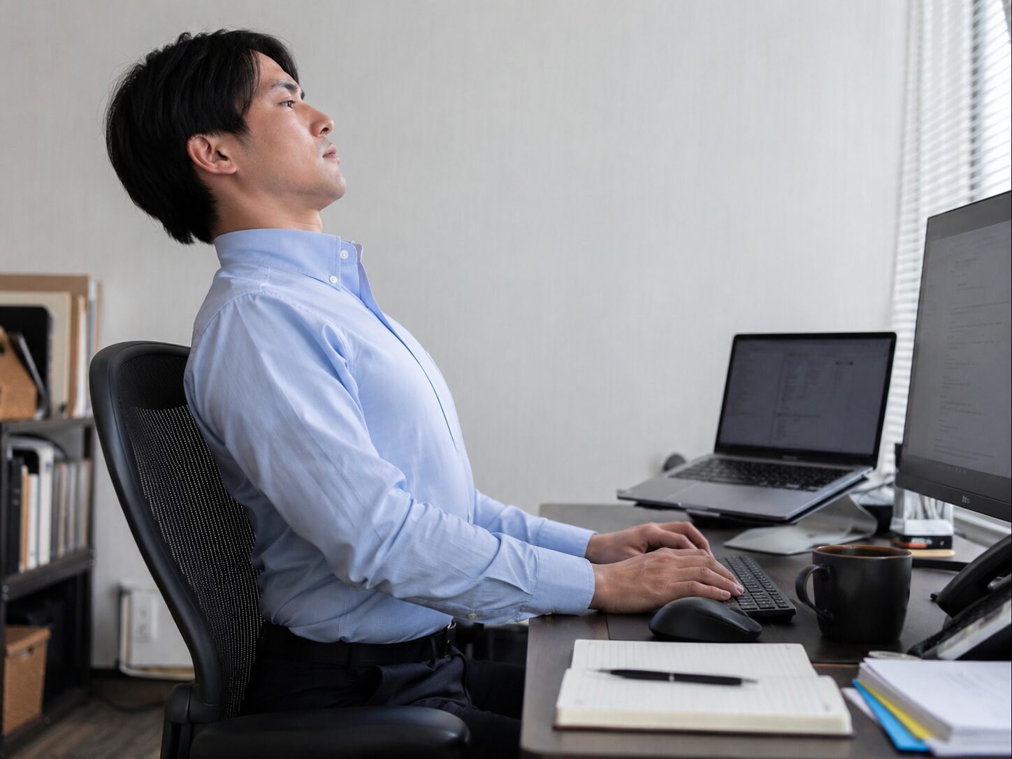 胸を張り続けないイメージ