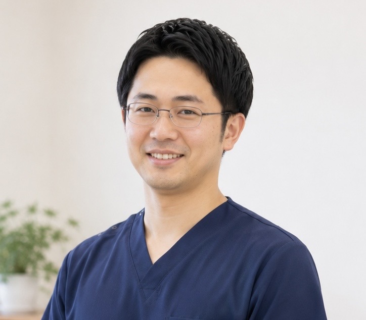学生の猫背と部活フォームについて説明する整骨院の担当者