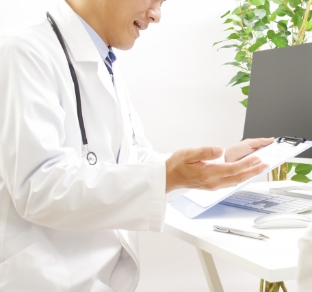 MRIの結果について説明している医療従事者