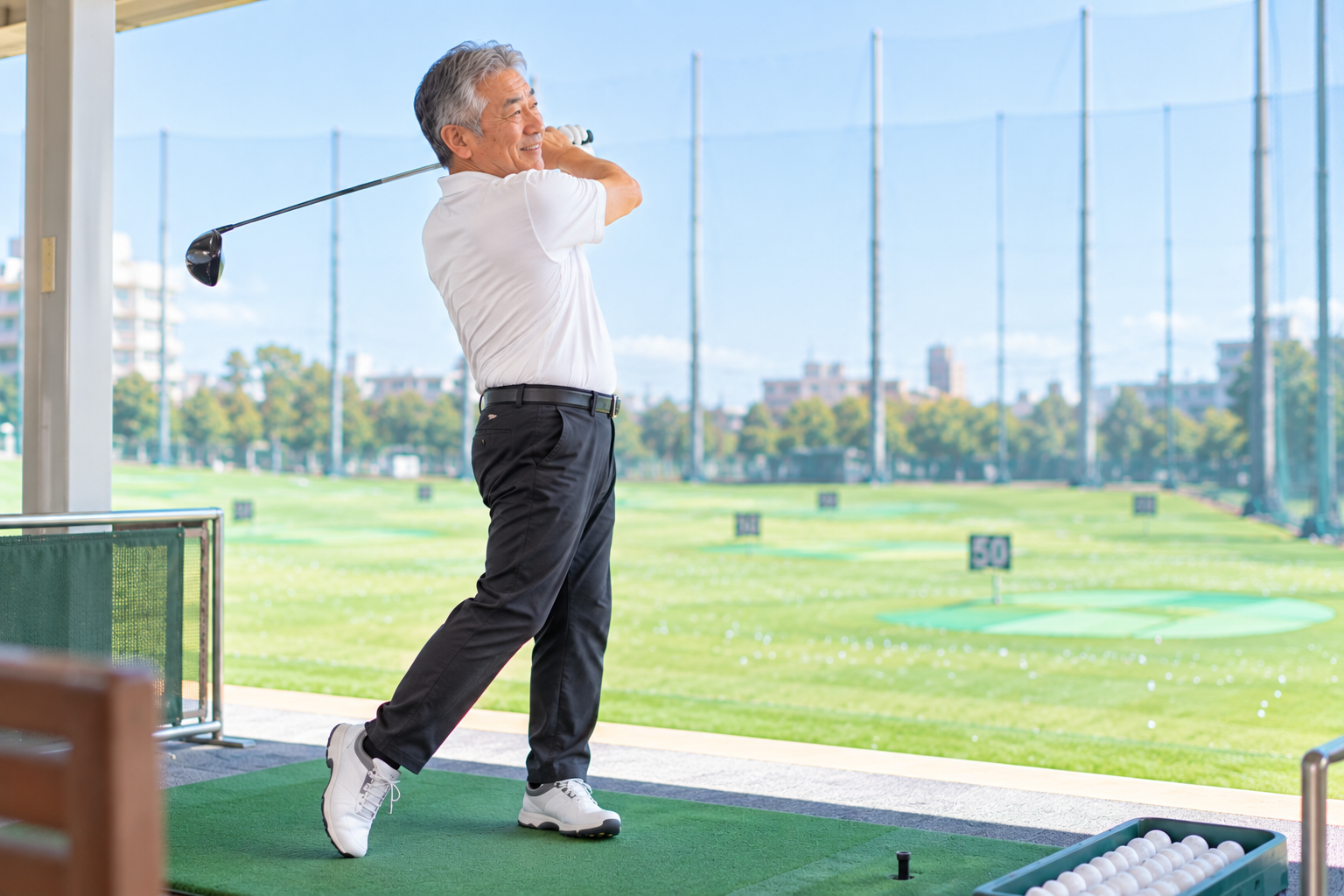 ゴルフを再開した60代男性のイメージ