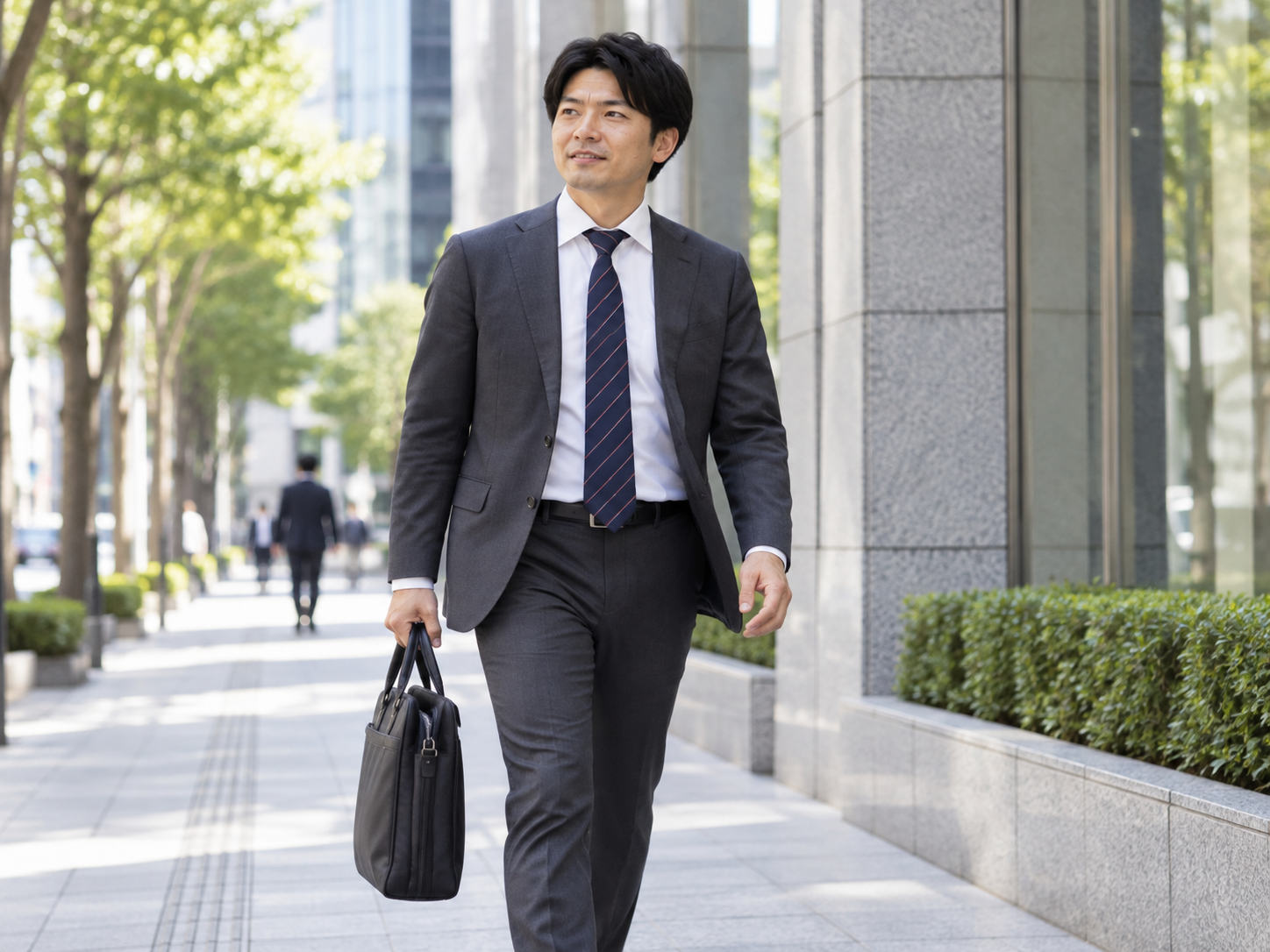 ぎっくり腰の施術後に歩行状態を確認している患者さまの様子