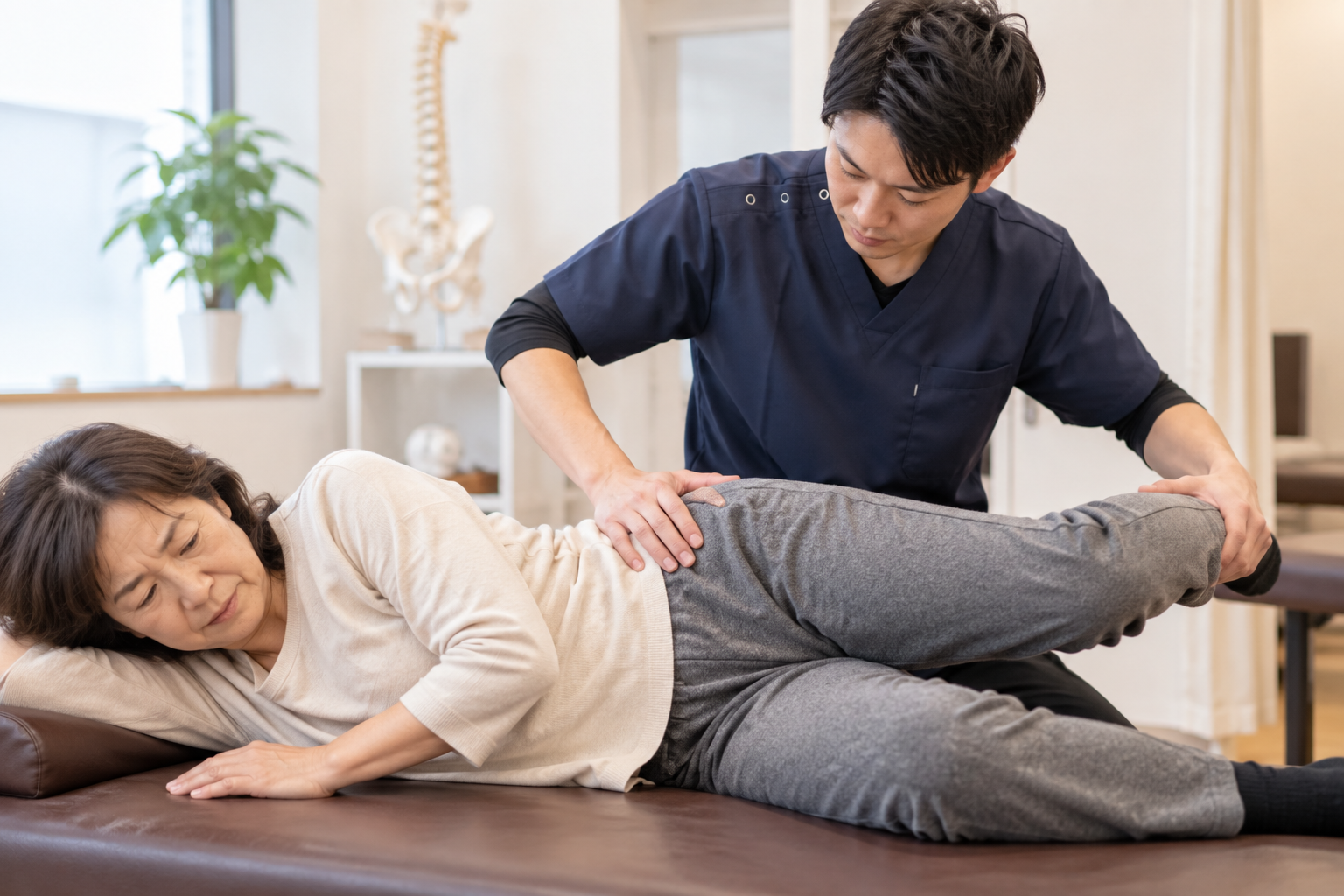 整骨院で腰や骨盤、お尻周囲の状態を確認している50代女性のイメージ