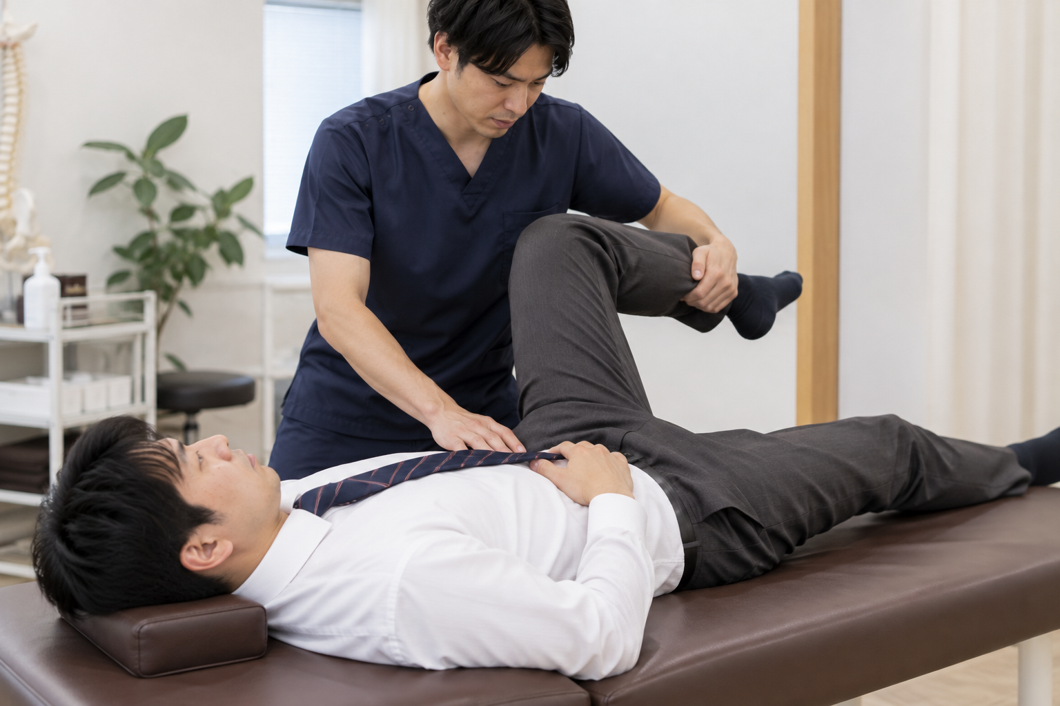 ぎっくり腰の患者さまへ身体の状態に合わせた施術を行っている様子
