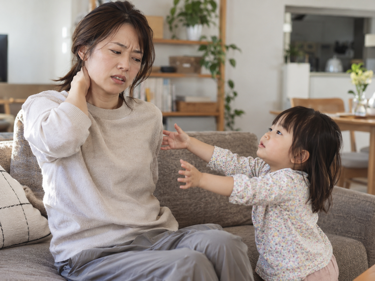 寝違えによる首の痛みで子どもの世話がつらい38歳女性のイメージ