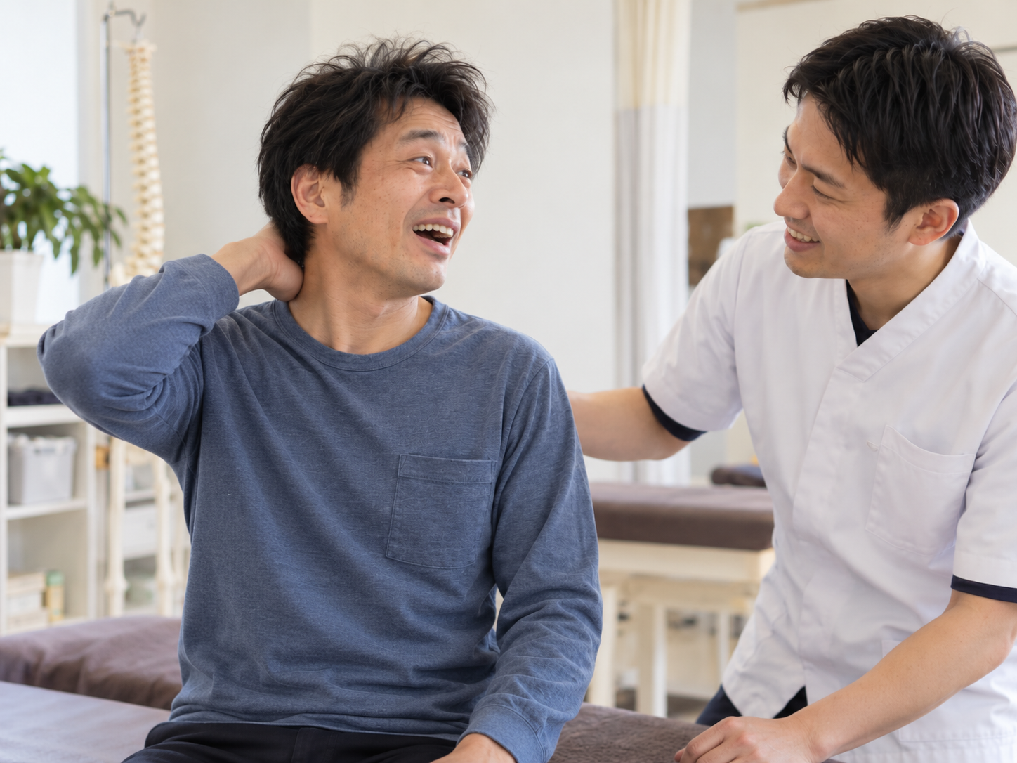 寝違えの施術中に首や背中の動きを確認するイメージ
