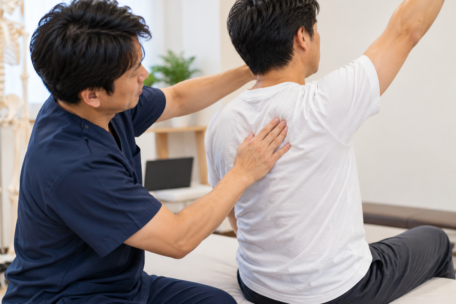 四十肩の状態を確認する40代男性のイメージ