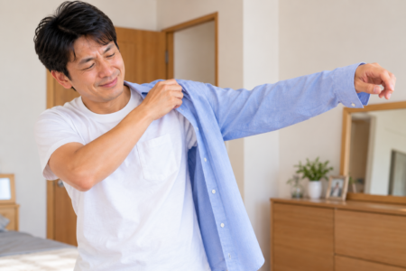 【四十肩・五十肩改善ストーリー】夜も痛く洗髪できなかった肩が、着替えや日常動作で困らないまで改善した実例