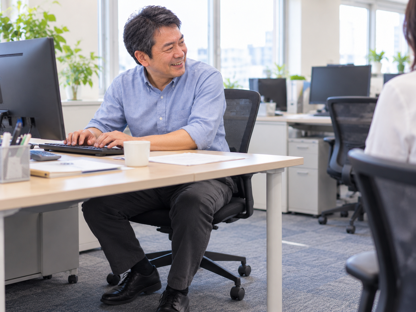 日常生活で膝を気にせず過ごせるようになった男性のイメージ