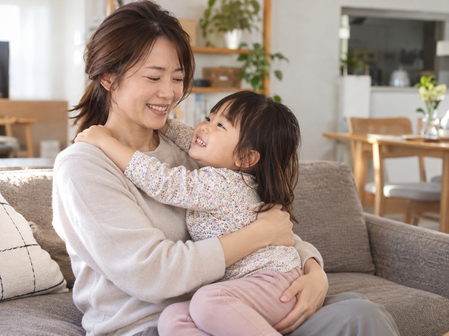 寝違えによる首の痛みが落ち着き、日常生活を過ごす38歳女性のイメージ