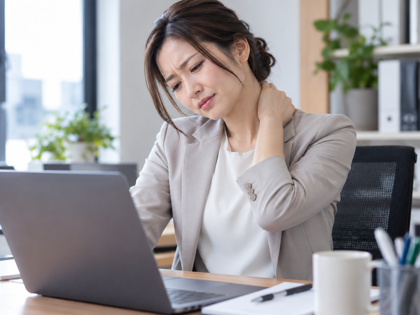 首こりに悩む女性のイメージ