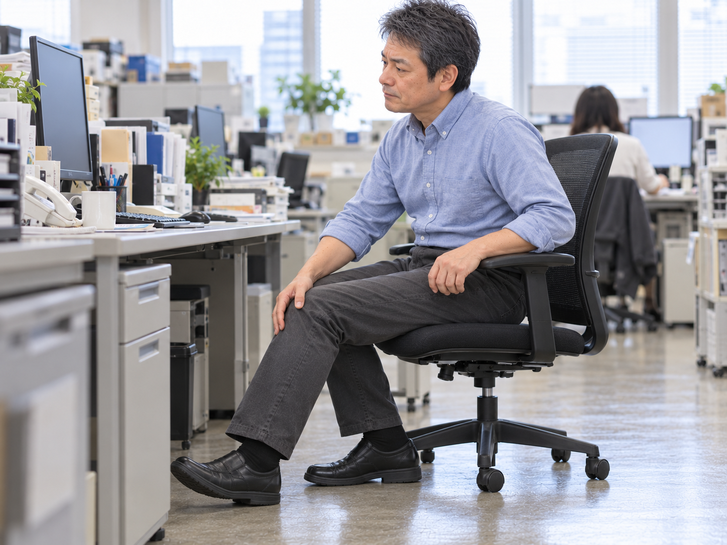 右膝の痛みや詰まり感が気になる52歳男性のイメージ