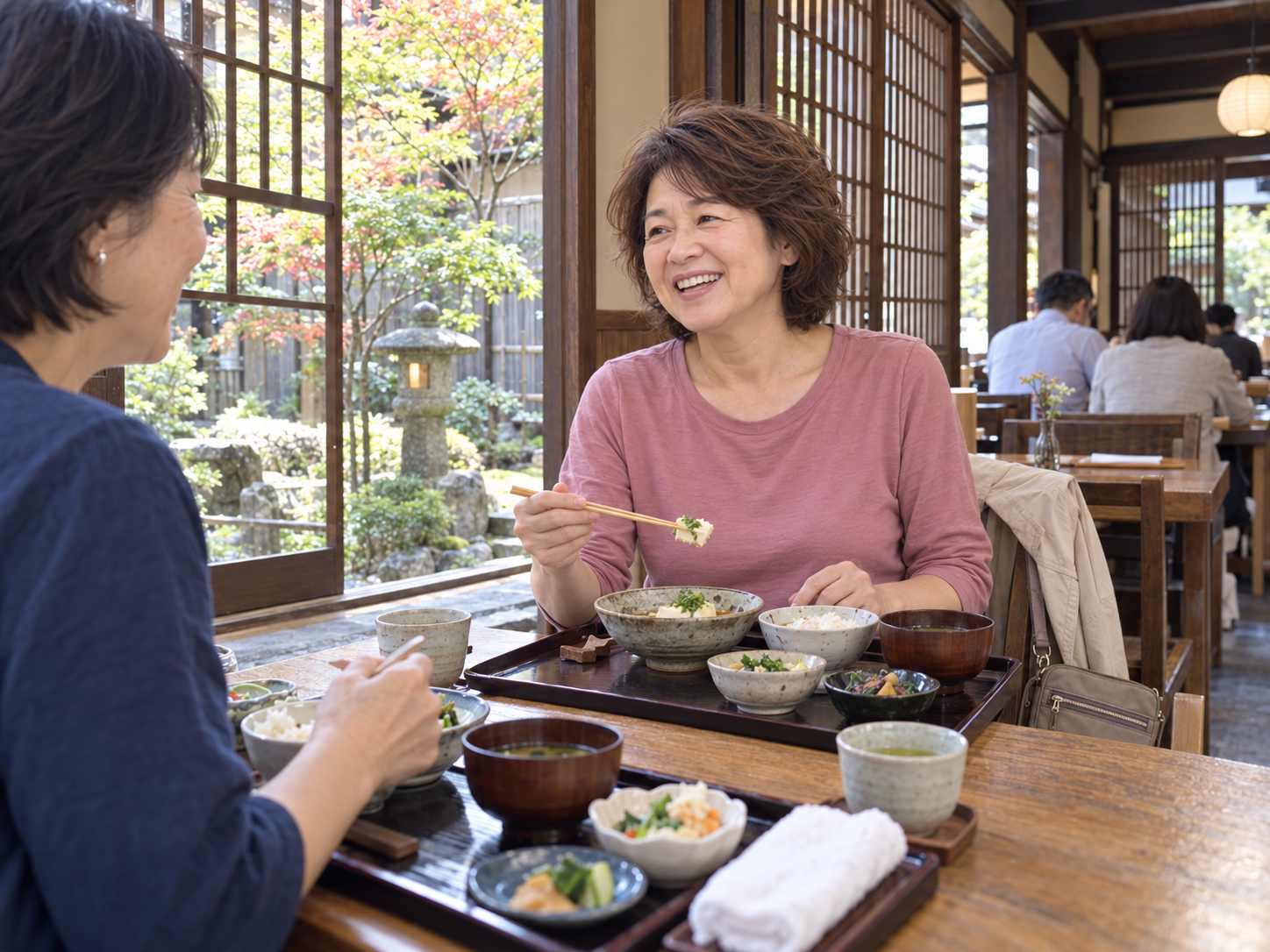 膝の痛みを乗り越え、外出を楽しむ女性のイメージ