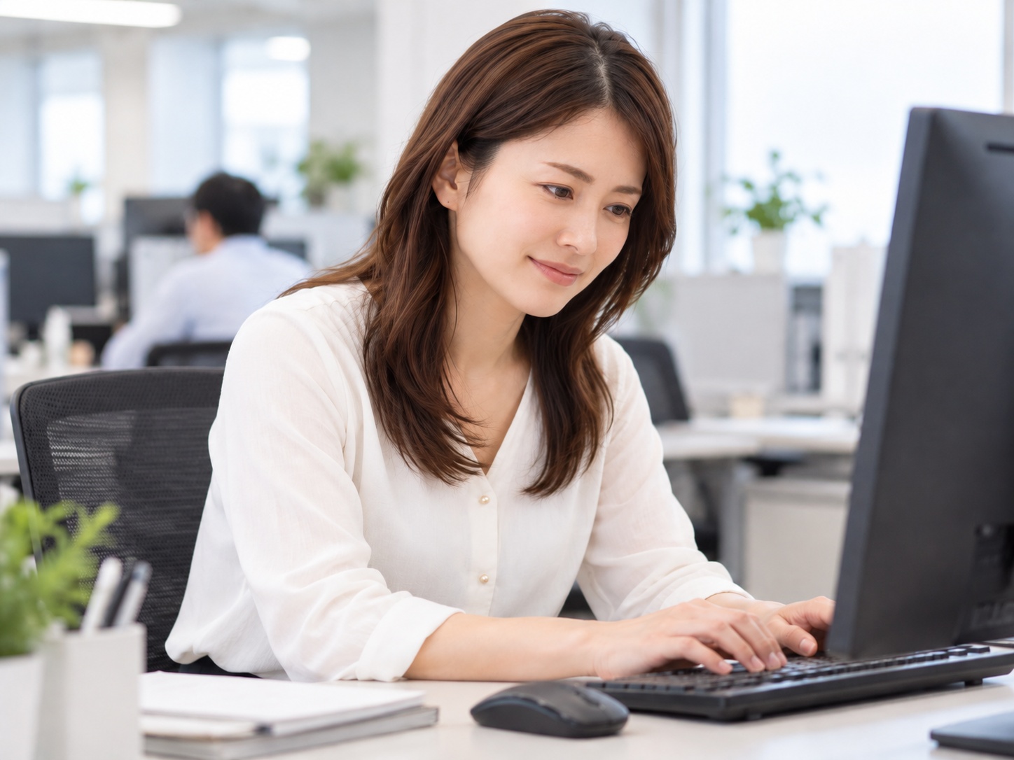 慢性的な頭痛が軽減し、日常生活を過ごす30代女性のイメージ