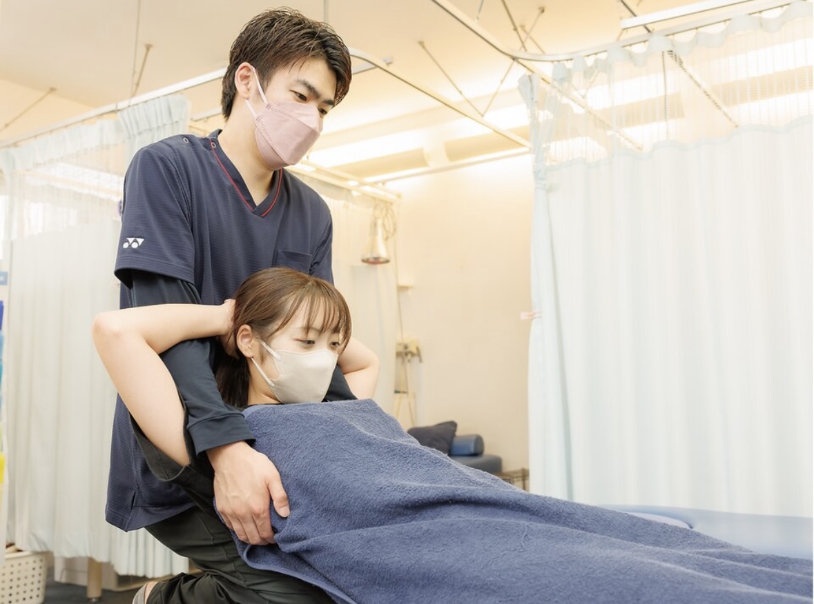 猫背・巻き肩への施術を行っている様子